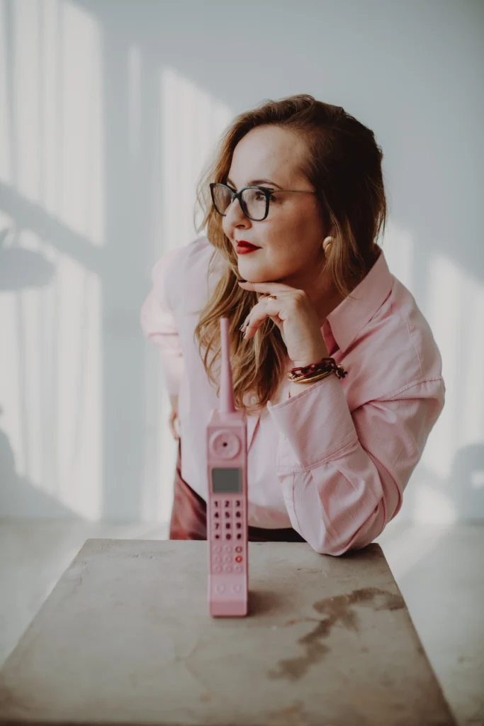 Darja Max mit Telefon für Erstgespräch zum Thema Datenschutz